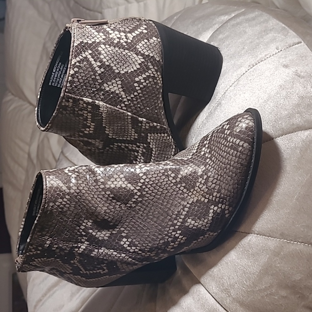 Massini Nora Womens 8.5 sexy sparkly snake skin zip up block heel ankle boots